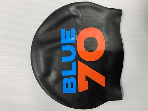SILICONE SWIM CAP BLACK 2022 LOGO BLUE70